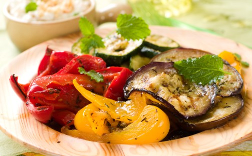 Ugnsstekta grönsaker med getostsås