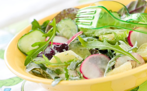 Vårsallad med yoghurt