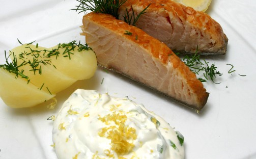 Varmrökt lax med citronsås