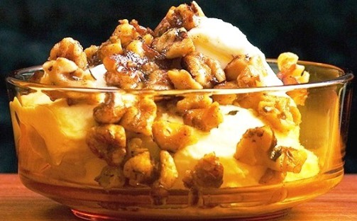 Yoghurt med rostade valnötter och timjan