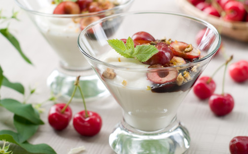 Yoghurtdessert med körsbär