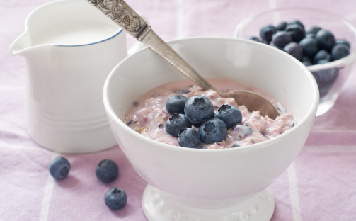 Yoghurtfrukost med havregryn och bär