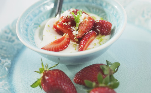 Yoghurtpannacotta med jordgubbar och limesocker