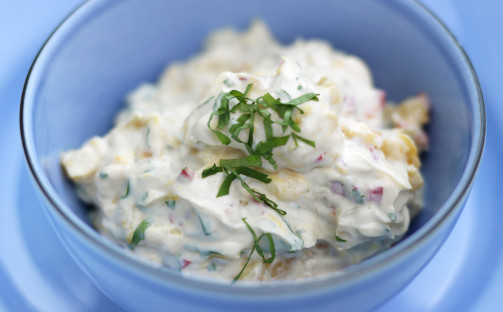 Yoghurtsås med chili, torkade aprikoser och koriander