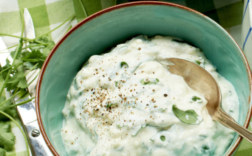 Yoghurtsås med fetaost och basilika