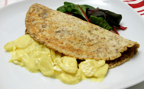 Äggpannkaka med palsternackor i saffransyoghurt