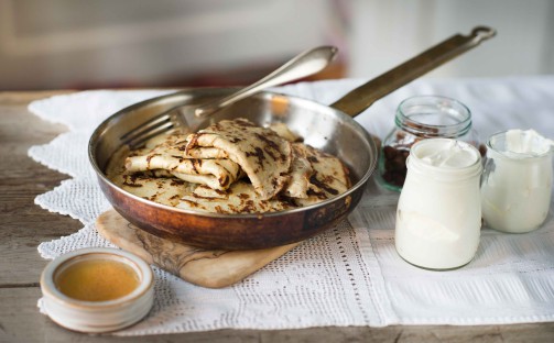 Äppelpannkakor med honung och yoghurt