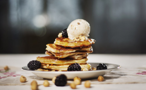 Amerikanska pannkakor med yoghurtglass smaksatt med hasselnötskrokant och lönnsirap