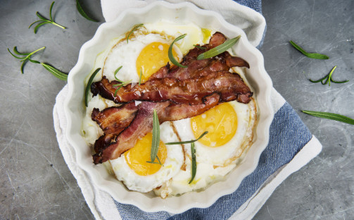 Bakad yoghurt med ägg och bacon