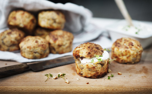 Matmuffins smaksatta med äpple, ost och solrosfrön