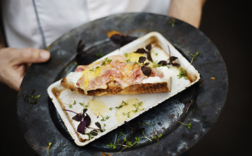 Varm ”yoghurtmacka” med skinka och ost