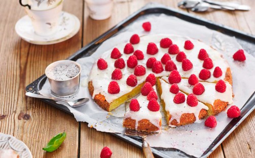 Mandel- och yoghurtkaka med hallon och kardemummasocker