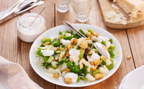 Sparrissallad med bondkrutonger, parmesanost och fänkålsyoghurt
