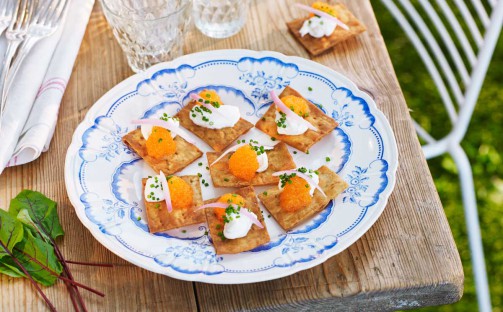 Tunnbrödschips med yoghurt och löjrom