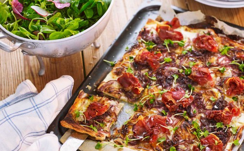 Yoghurtflan med lök och lufttorkad skinka