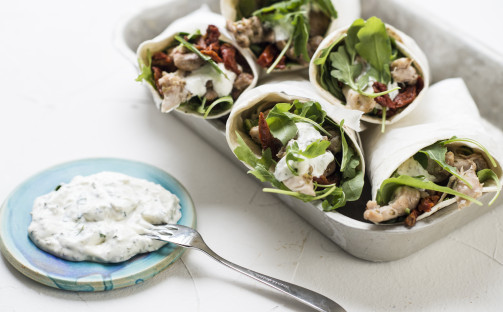 Snabb kycklingwrap med soltorkade tomater och ruccola – serveras med vitlökssås