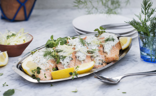 Grillad lax fylld med örtyoghurt