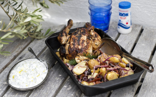 Helgrillad kyckling med potatissallad och dilltzatziki