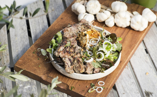 Härligt oreganolamm med bladsallad – marinerad i yoghurt