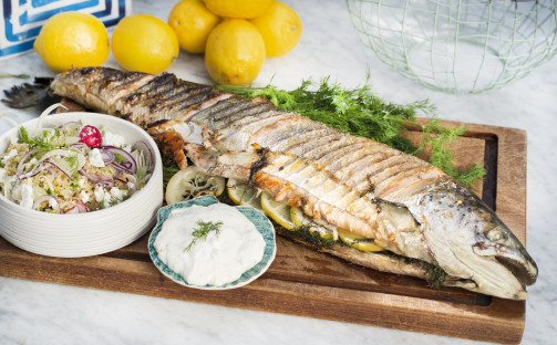 Helgrillad lax med dill- och bulgursallad – serveras med vitlökssås