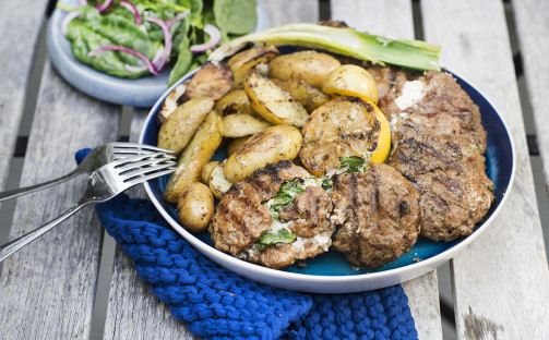 Grillade lammfärsbiffar fyllda med spenat och lagrad ost