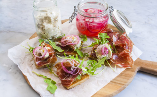 Smörstekt toast med yoghurtmarinerad kronärtskocka och parmaskinka