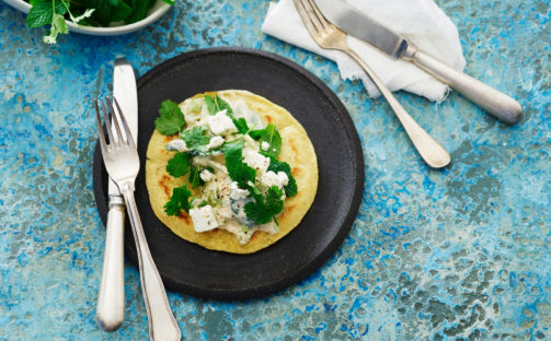 Kikärtspannkaka med gurk- och spenatsallad