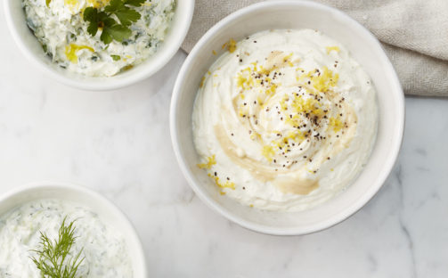Yoghurtsås med tahini och citron