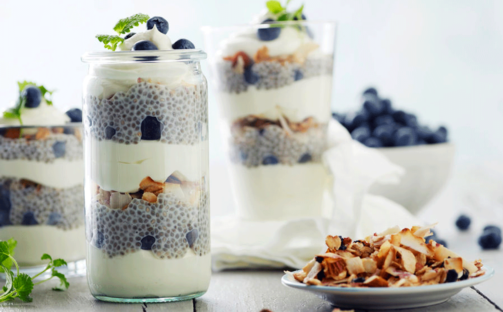 Yoghurt med blåbär, chiafrön och müsli
