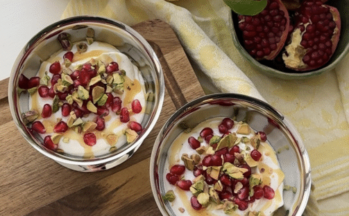 Yoghurtmousse med granatäpplekärnor
