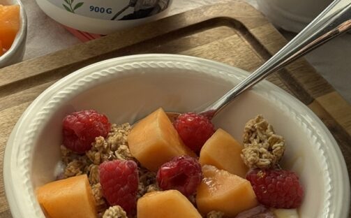 Chiapudding gjord på hallon och grekisk yoghurt